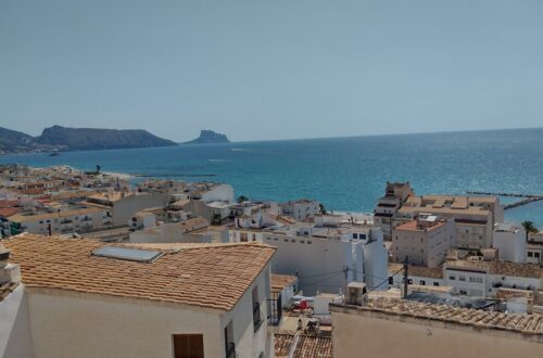 Las aguas del Mediterráneo bañando la costa de Altea, en Alicante.