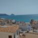 Las aguas del Mediterráneo bañando la costa de Altea, en Alicante.