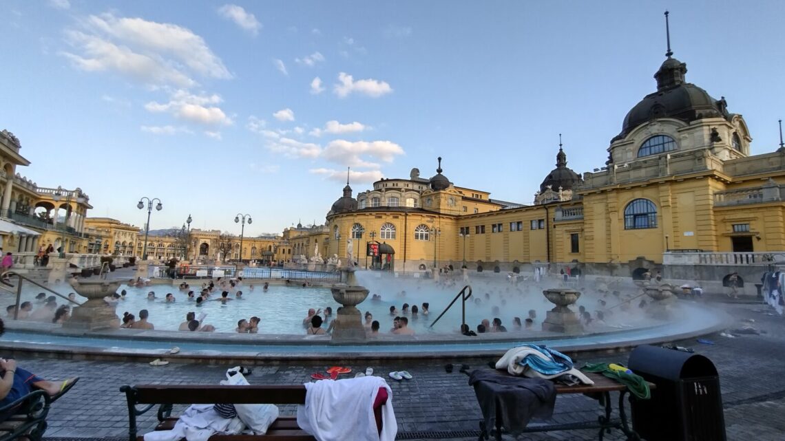 Una vista panorámica de los Baños Széchenyi de Budapest.