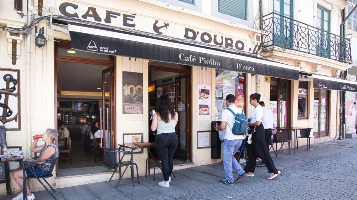 La fachada del mítico café "O Piolho" de Oporto.