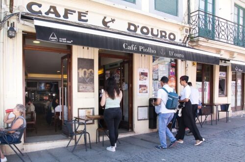 La fachada del mítico café "O Piolho" de Oporto.