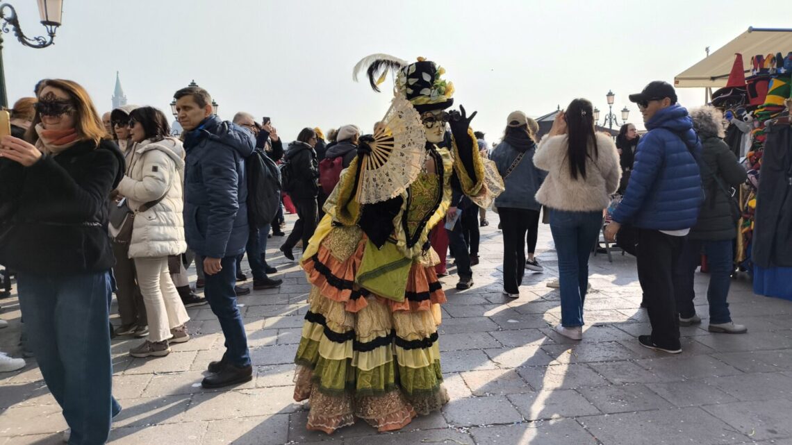 Uno de los personajes que dio vida al Carnaval de Venecia 2025.