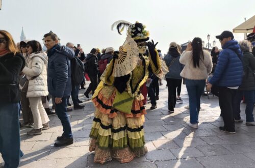 Uno de los personajes que dio vida al Carnaval de Venecia 2025.