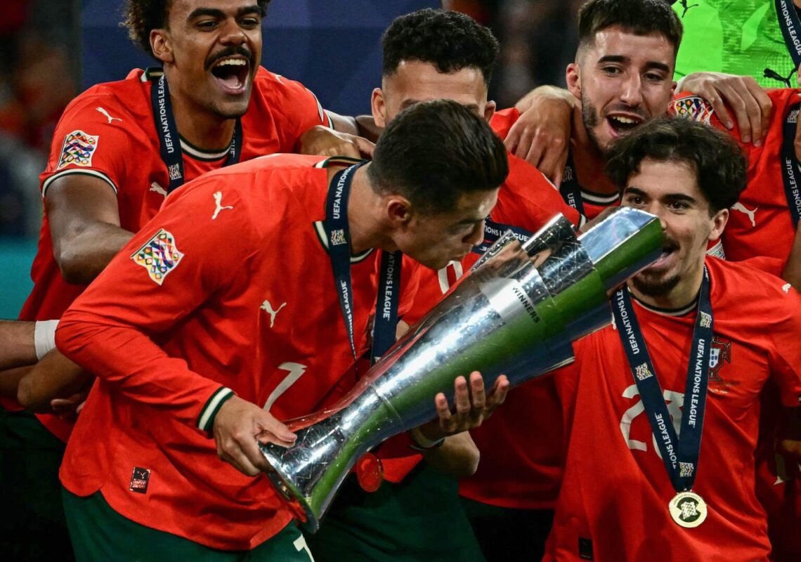 Cristiano Ronaldo levantando la UEFA Nations League 2025.
