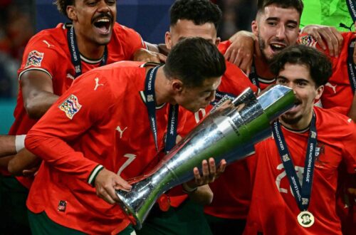 Cristiano Ronaldo levantando la UEFA Nations League 2025.