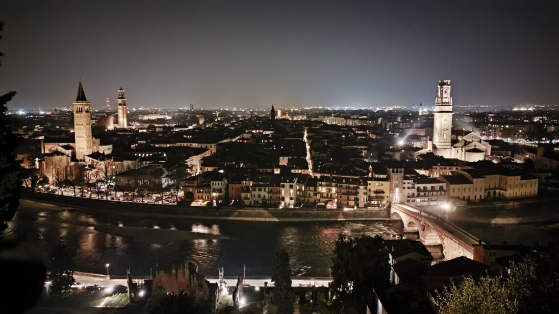 Vista del río Adigio y el casco histórico de Verona con arquitectura clásica italiana.