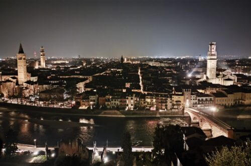 Vista del río Adigio y el casco histórico de Verona con arquitectura clásica italiana.