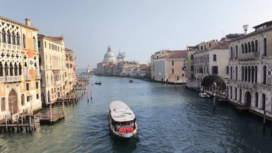 Vista de los canales de Venecia desde un puente.