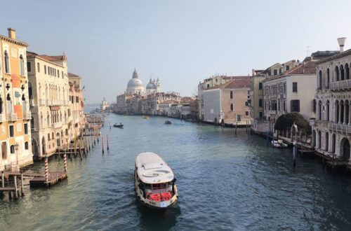 Vista de los canales de Venecia desde un puente.