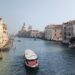 Vista de los canales de Venecia desde un puente.