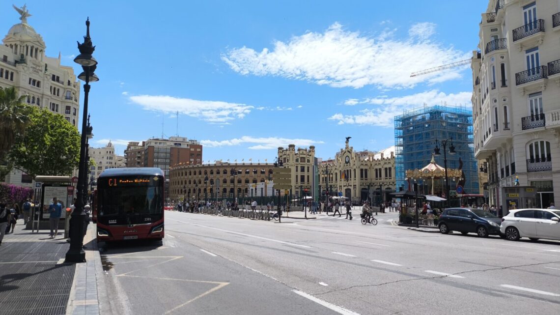 La Plaza de Toros asomando en el horizonte de Valencia.