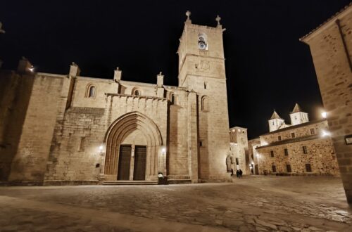 Fachada e iluminación nocturna del Ayuntamiento de Cáceres en la Plaza Mayor.