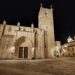 Fachada e iluminación nocturna del Ayuntamiento de Cáceres en la Plaza Mayor.