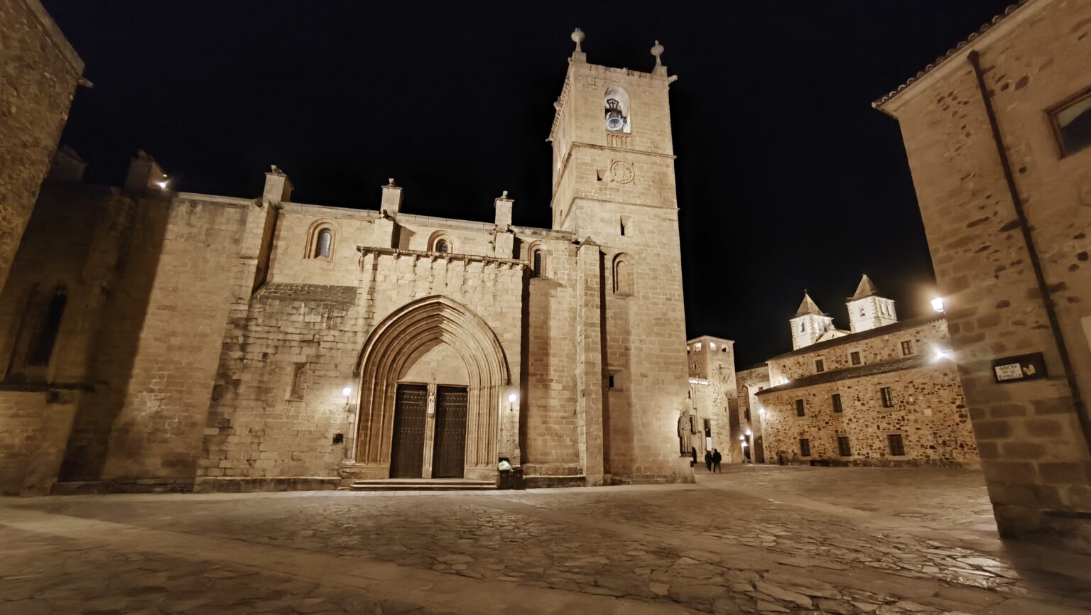 Fachada e iluminación nocturna del Ayuntamiento de Cáceres en la Plaza Mayor.