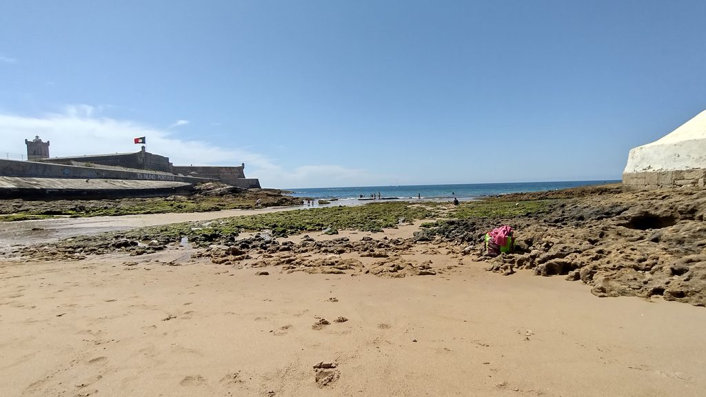 Un recoveco de la Praia de Carcavelos de Lisboa.