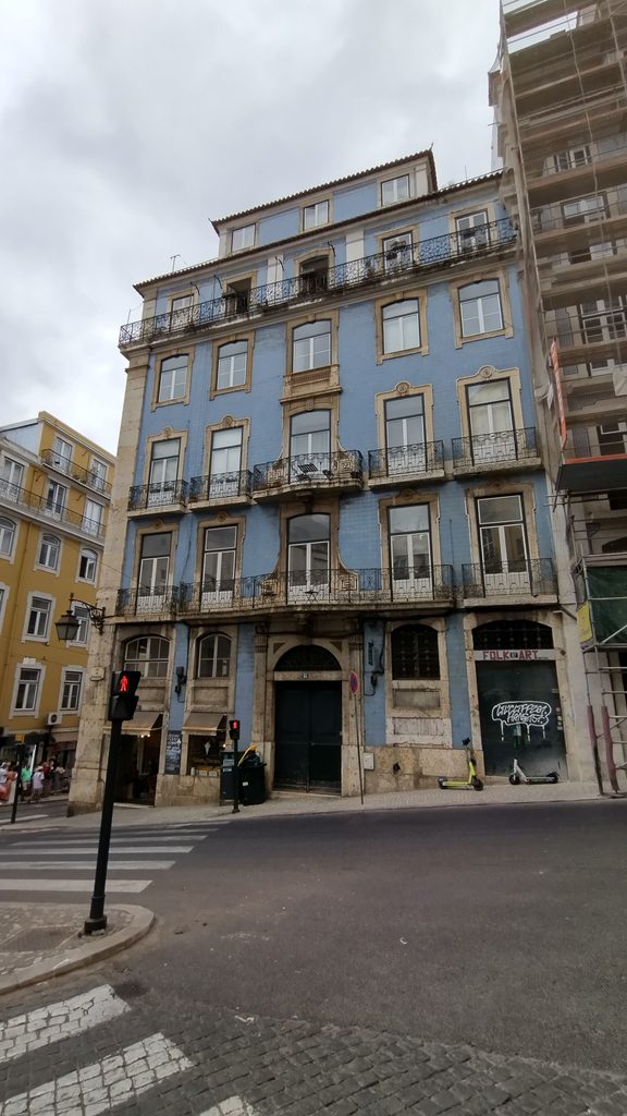 Una colorida casa en el casco viejo de Lisboa.