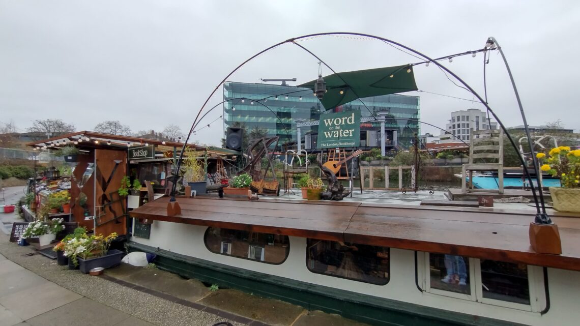 La librería flotante Word On The Water de Londres.