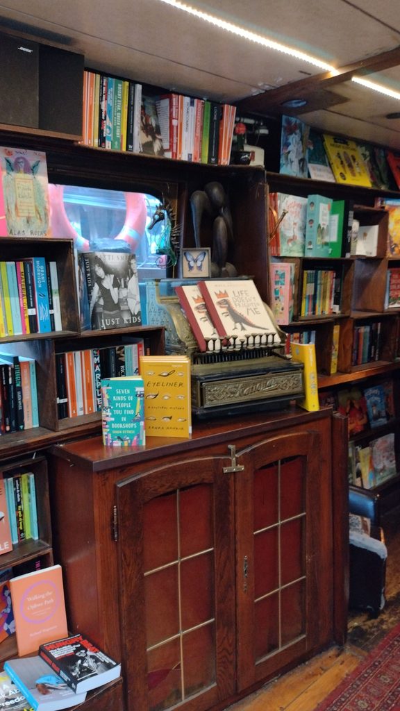 Una foto del interior de "Word On The Water", la librería flotante de Londres.