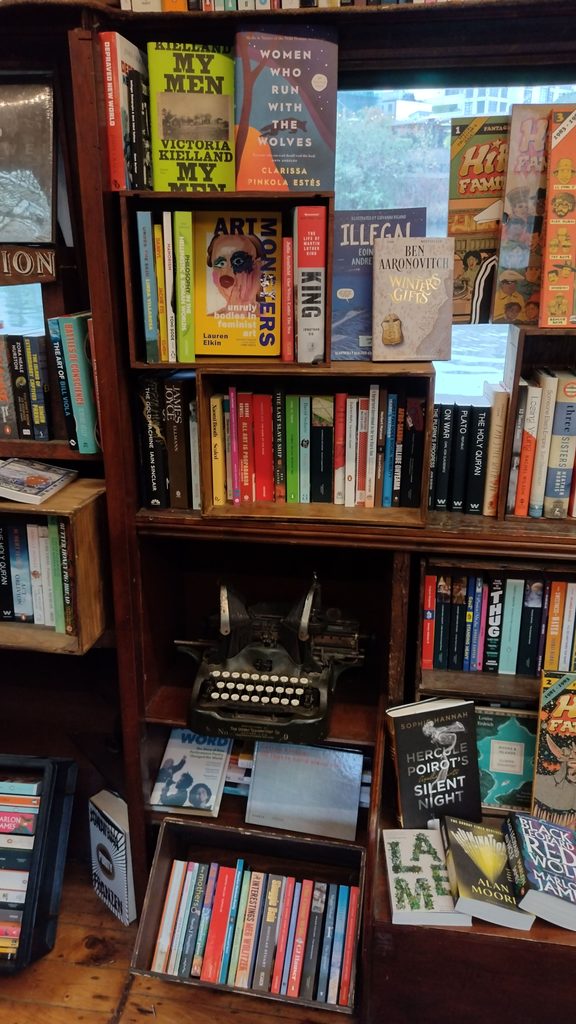 Una foto del interior de "Word On The Water", la librería flotante de Londres.