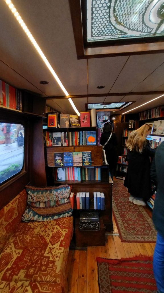 Una foto del interior de "Word On The Water", la librería flotante de Londres.