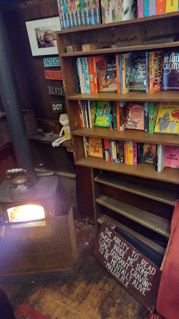 Una foto del interior de "Word On The Water", la librería flotante de Londres.