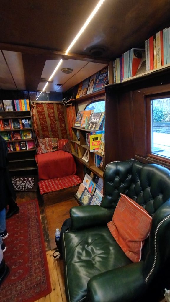 Una foto del interior de "Word On The Water", la librería flotante de Londres.