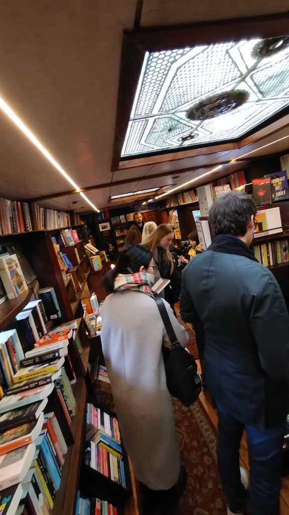 Una foto del interior de "Word On The Water", la librería flotante de Londres.