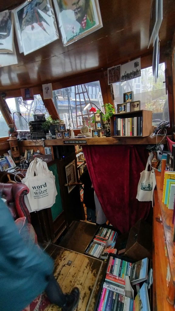 Una foto del interior de "Word On The Water", la librería flotante de Londres.