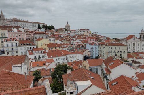 Una panorámica de Lisboa, la capital de Portugal, desde el barrio de Alfama.