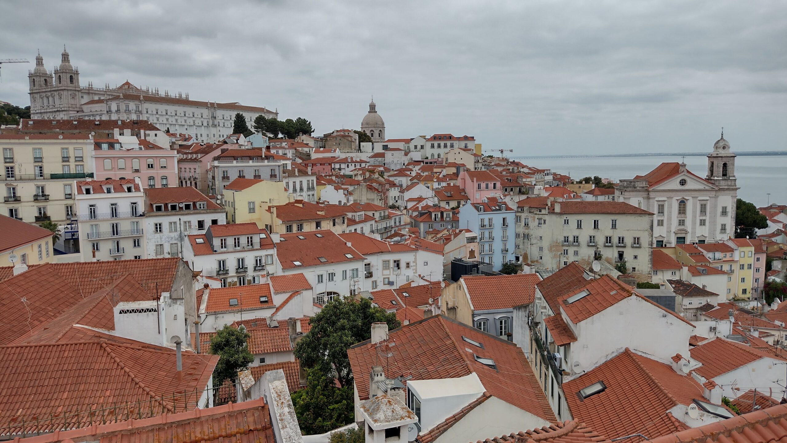 Una panorámica de Lisboa, la capital de Portugal, desde el barrio de Alfama.