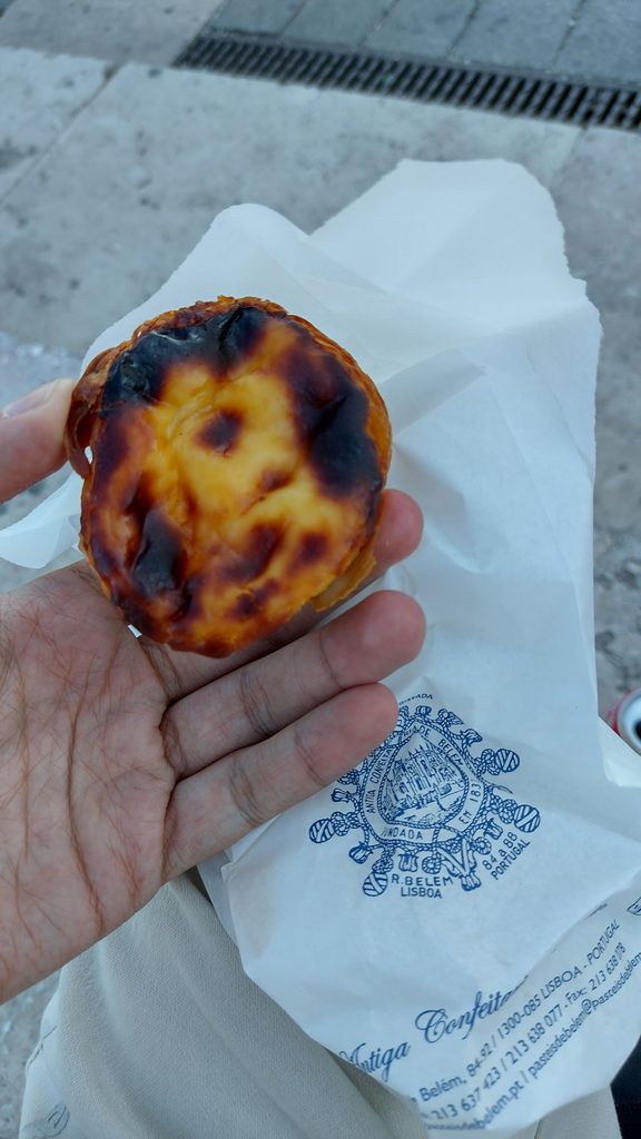 Un pastel de nata, dulce típico de Portugal.